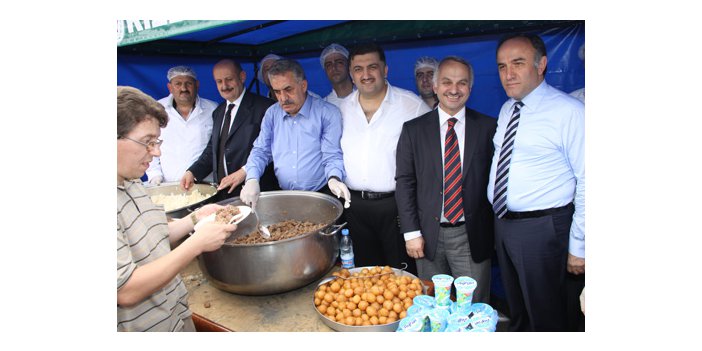 Vekiller yemek dağıttı