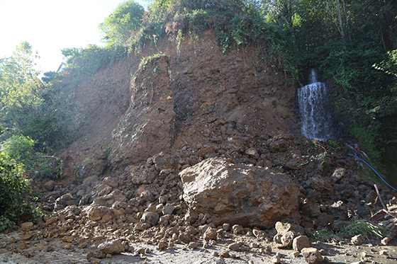 Rize'de Heyelan Araçlar Toprak Altında Kaldı 3