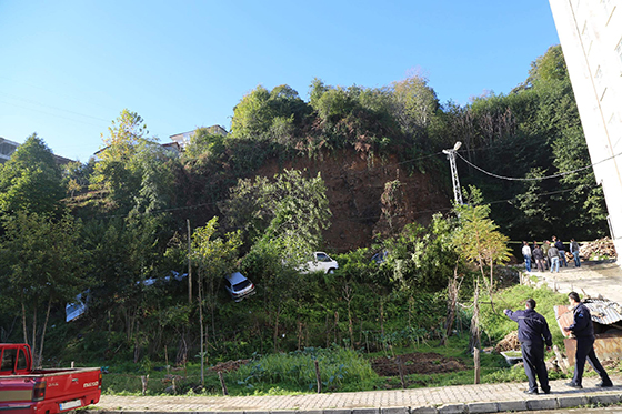 Rize'de Heyelan Araçlar Toprak Altında Kaldı 4