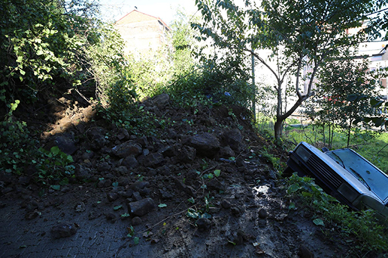 Rize'de Heyelan Araçlar Toprak Altında Kaldı 7