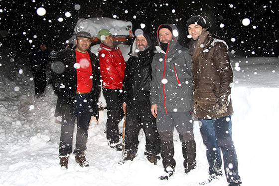 Rize'de yolda kalan kardeşleri off-road timi kurtardı 1