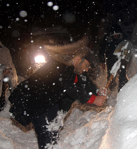 Rize'de yolda kalan kardeşleri off-road timi kurtardı 2