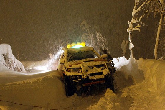 Rize'de yolda kalan kardeşleri off-road timi kurtardı 3