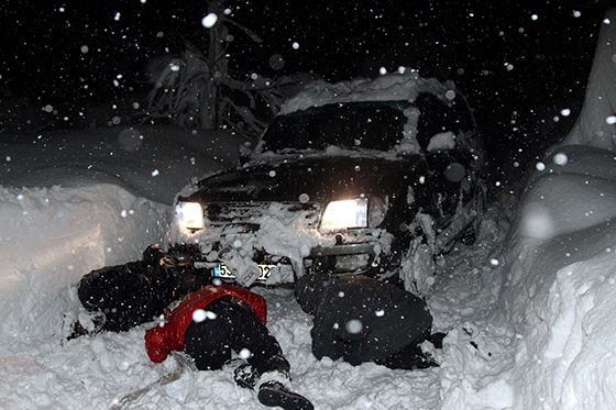 Rize'de yolda kalan kardeşleri off-road timi kurtardı 4
