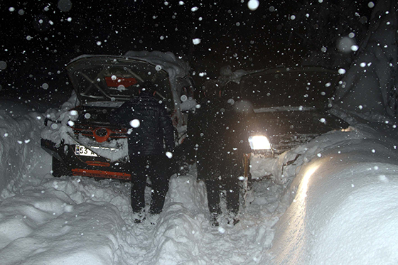 Rize'de yolda kalan kardeşleri off-road timi kurtardı 5