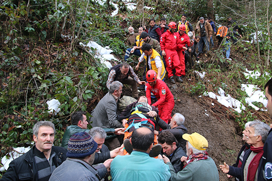 Rize'de otomobil uçuruma yuvarlandı: 5 yaralı 1