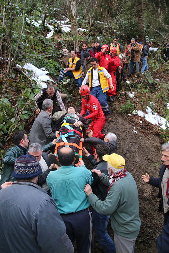 Rize'de otomobil uçuruma yuvarlandı: 5 yaralı 2