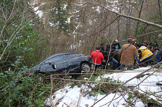 Rize'de otomobil uçuruma yuvarlandı: 5 yaralı 3