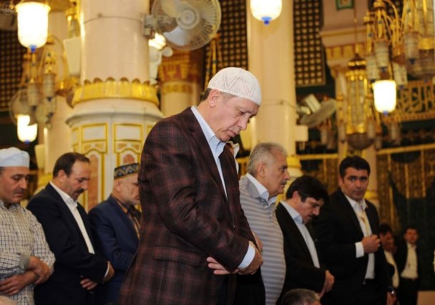 Erdoğan huzurda namaz kıldı 10