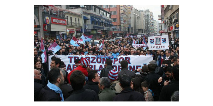 Trabzonsporlu Taraftarlardan protesto yürüyüşü