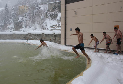 Kar Altında Havuz Keyfi 1