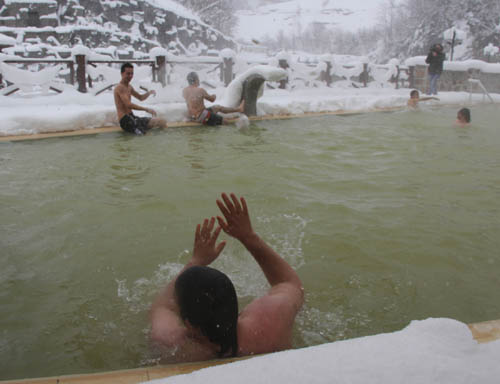 Kar Altında Havuz Keyfi 2