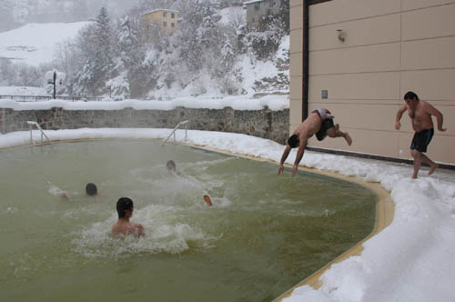 Kar Altında Havuz Keyfi 3