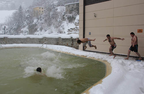 Kar Altında Havuz Keyfi 4