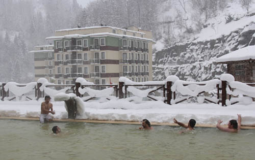 Kar Altında Havuz Keyfi 5