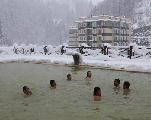 Kar Altında Havuz Keyfi 6
