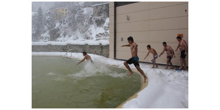 Kar Altında Havuz Keyfi