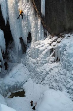 Donan şelalelere tırmanıyorlar 3