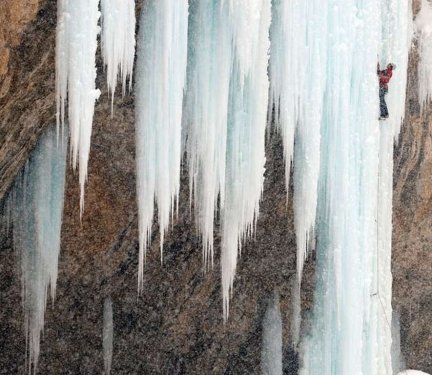 Donan şelalelere tırmanıyorlar 5