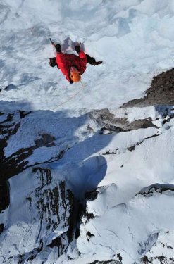 Donan şelalelere tırmanıyorlar 8