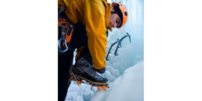 Donan şelalelere tırmanıyorlar