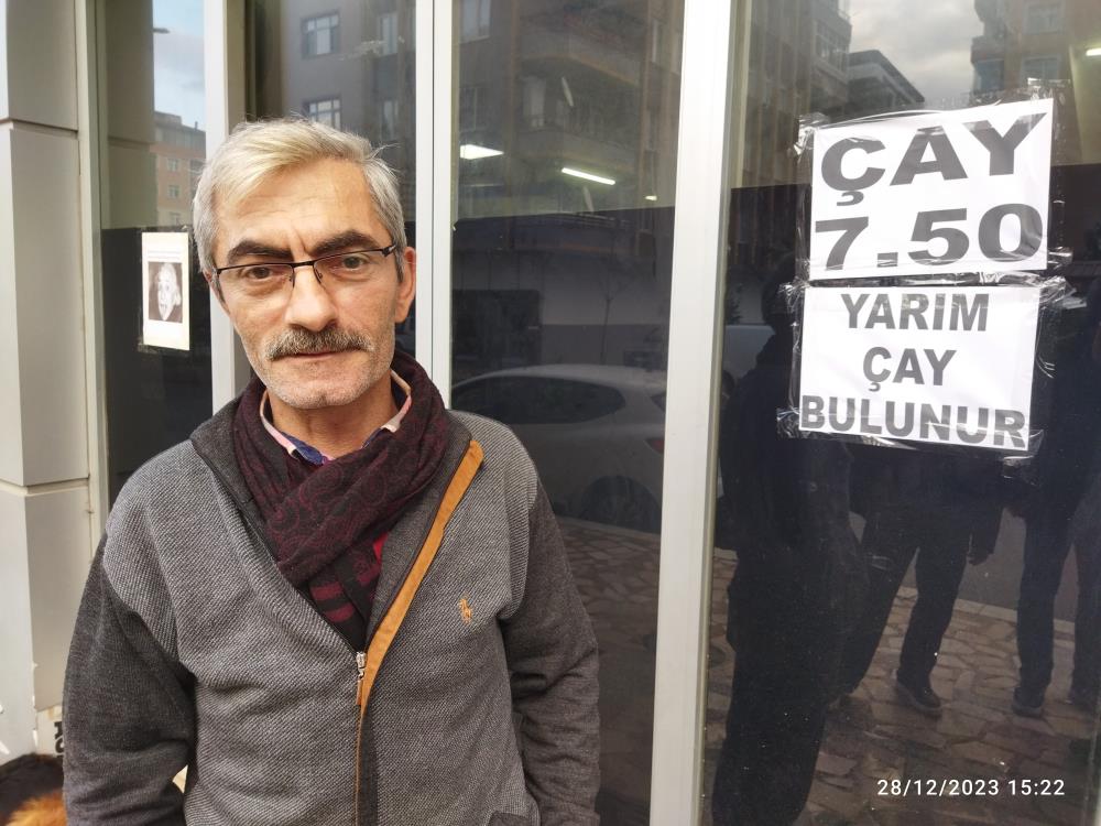 RİZE ARDEŞENLİ CEMİL AKATİN , ÇAY PARALARINI ÖDEMEYEN MÜŞTERİLERİN DİKKATİNİ ÇEKMEK İÇİN , ÇAY OCAĞININ CAMINA YARIM ÇAY BULUNUR YAZISI ASTI