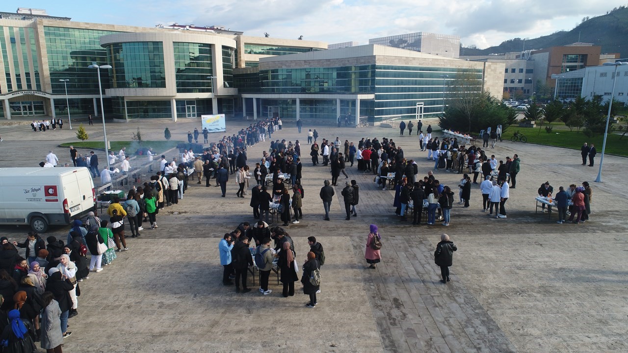 ORDU ÜNİVERSİTESİ CUMHURİYET YERLEŞKESİ'NDE ÖĞRENCİLERE YAKLAŞIK 1 TON HAMSİ İKRAMI YAPILDI
