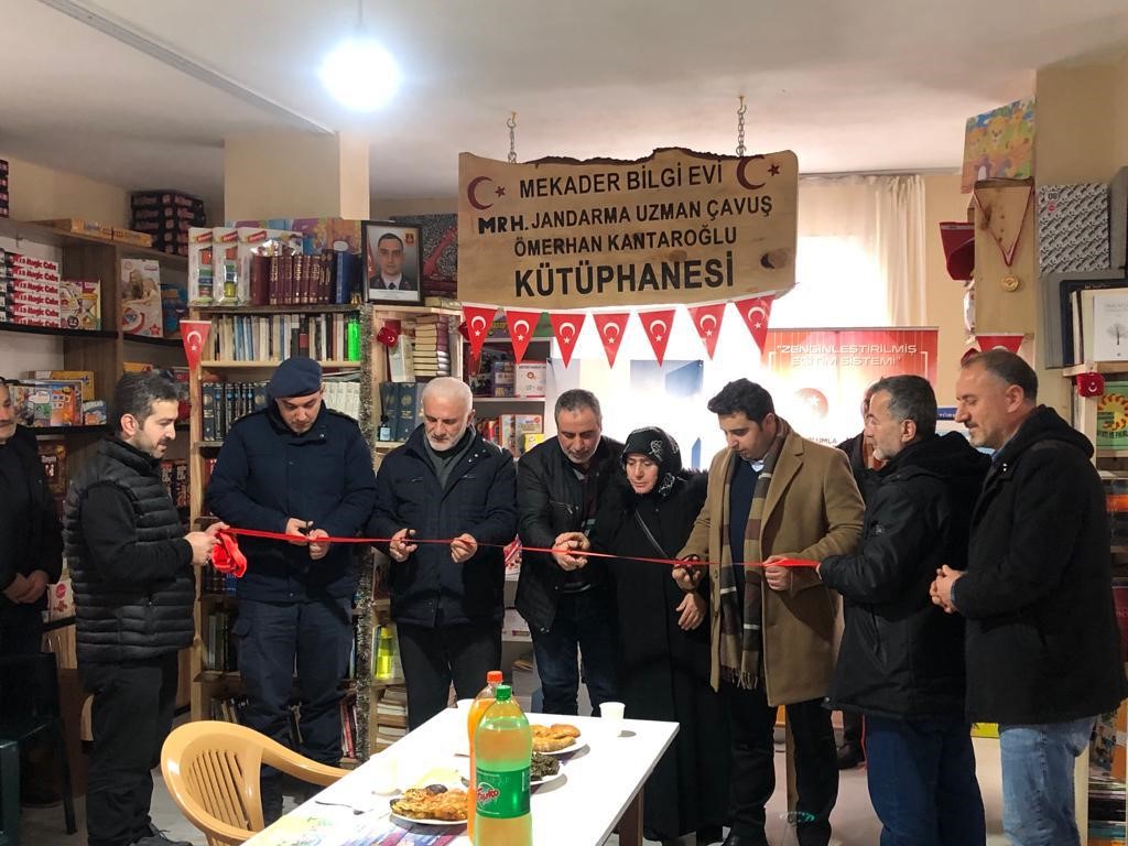 RİZE'DE KALP KRİZİ SONUCU HAYATINI KAYBEDEN JANDARMA UZMAN ÇAVUŞ ÖMERHAN KANTAROĞLU'NUN İSMİ GÖREV YAPTIĞI RİZE'NİN ÇAMLIHEMŞİN İLÇESİNDEKİ KÜTÜPHANEYE VERİLDİ
