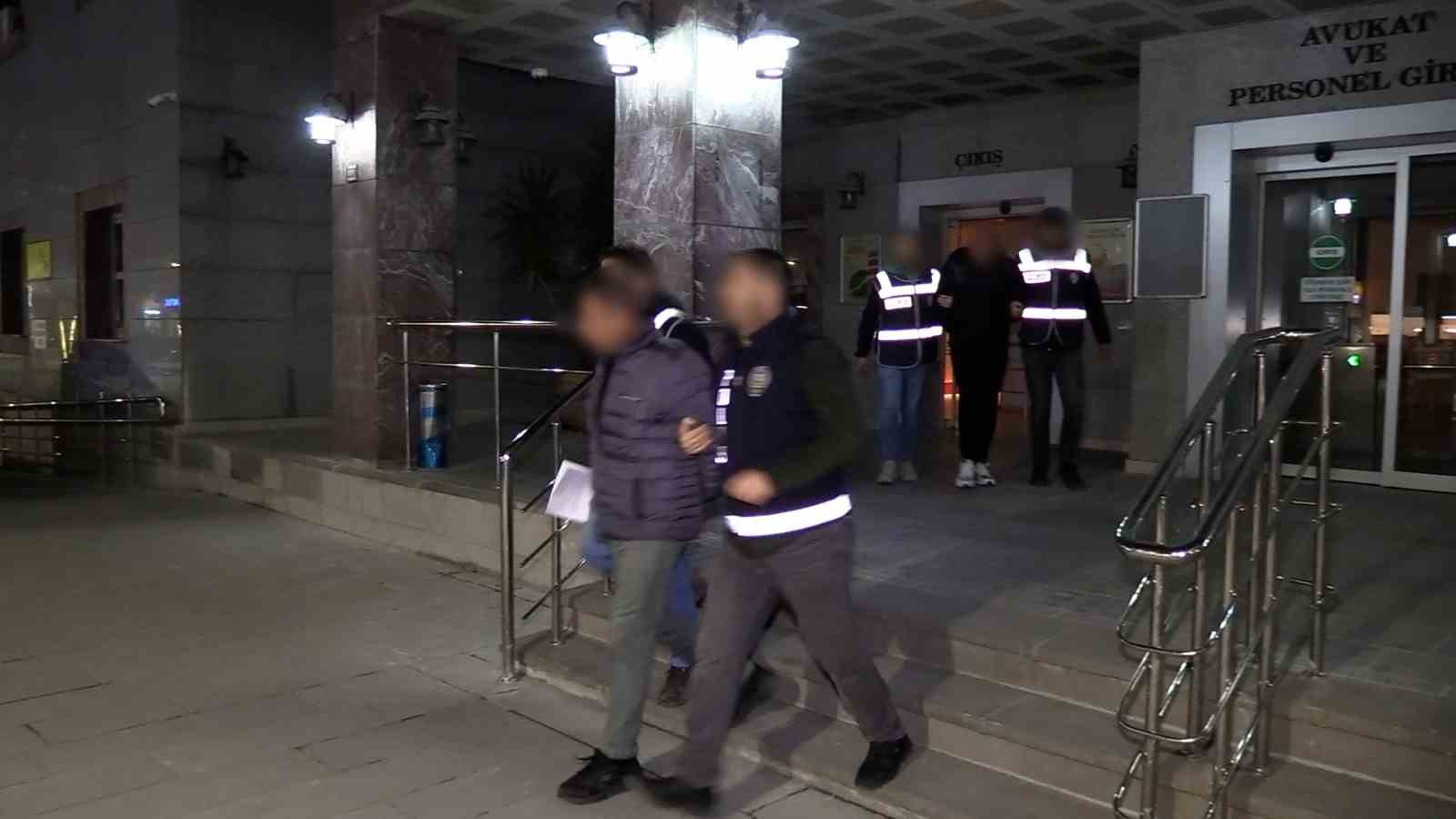 RİZE'DE POLİS EKİPLERİ 100 BİN DOLAR DEĞERİNDE GIDA MALZEMESİ İLE BİR ŞİRKETİ DOLANDIRAN ŞAHISLARI YAPTIĞI OPERASYONLA YAKALADI