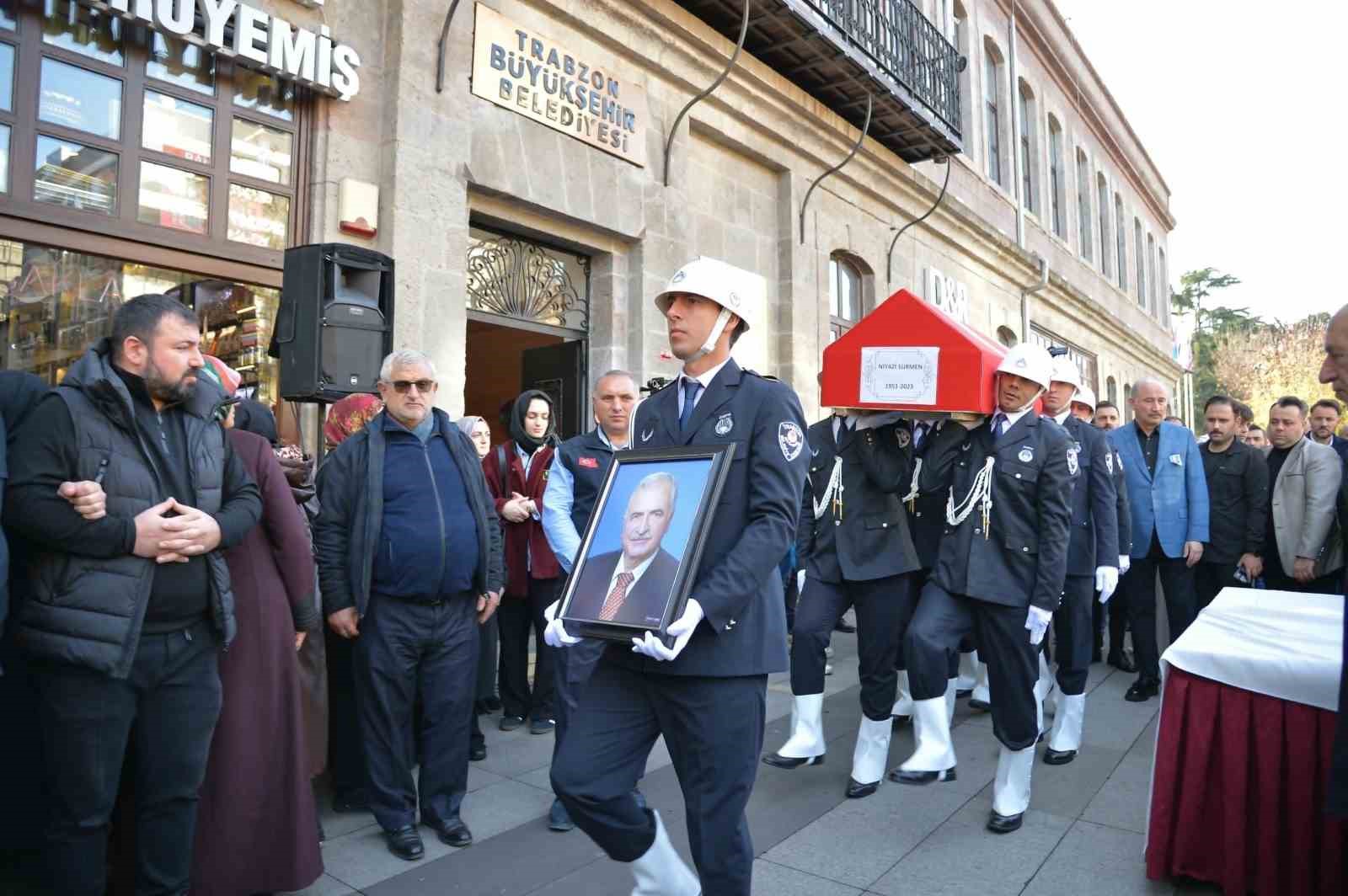 TEDAVİ GÖRDÜĞÜ HASTANEDE DÜN HAYATINI KAYBEDEN TRABZON ESKİ BELEDİYE BAŞKANLARINDAN NİYAZİ SÜRMEN İÇİN BUGÜN SON YOLCULUĞUNA UĞURLANDI