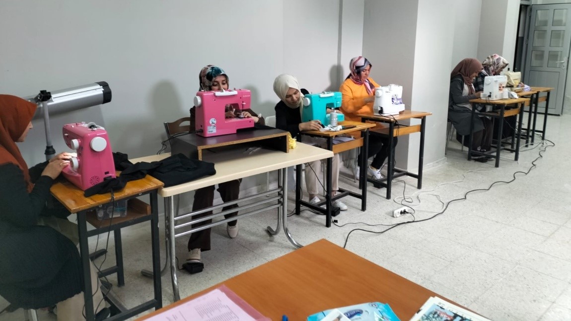 SUNGURLU HALK EĞİTİMİ MERKEZİ TARAFINDAN ÇOCUK VE KADIN GİYSİLERİ BAŞTA OLMAK ÜZERE HER TÜRLÜ KIYAFETİ İÇEREN 30 ADET YARDIM KOLİSİ, GAZZE'YE ULAŞTIRILMAK ÜZERE HAZIR HALE GETİRİLDİ