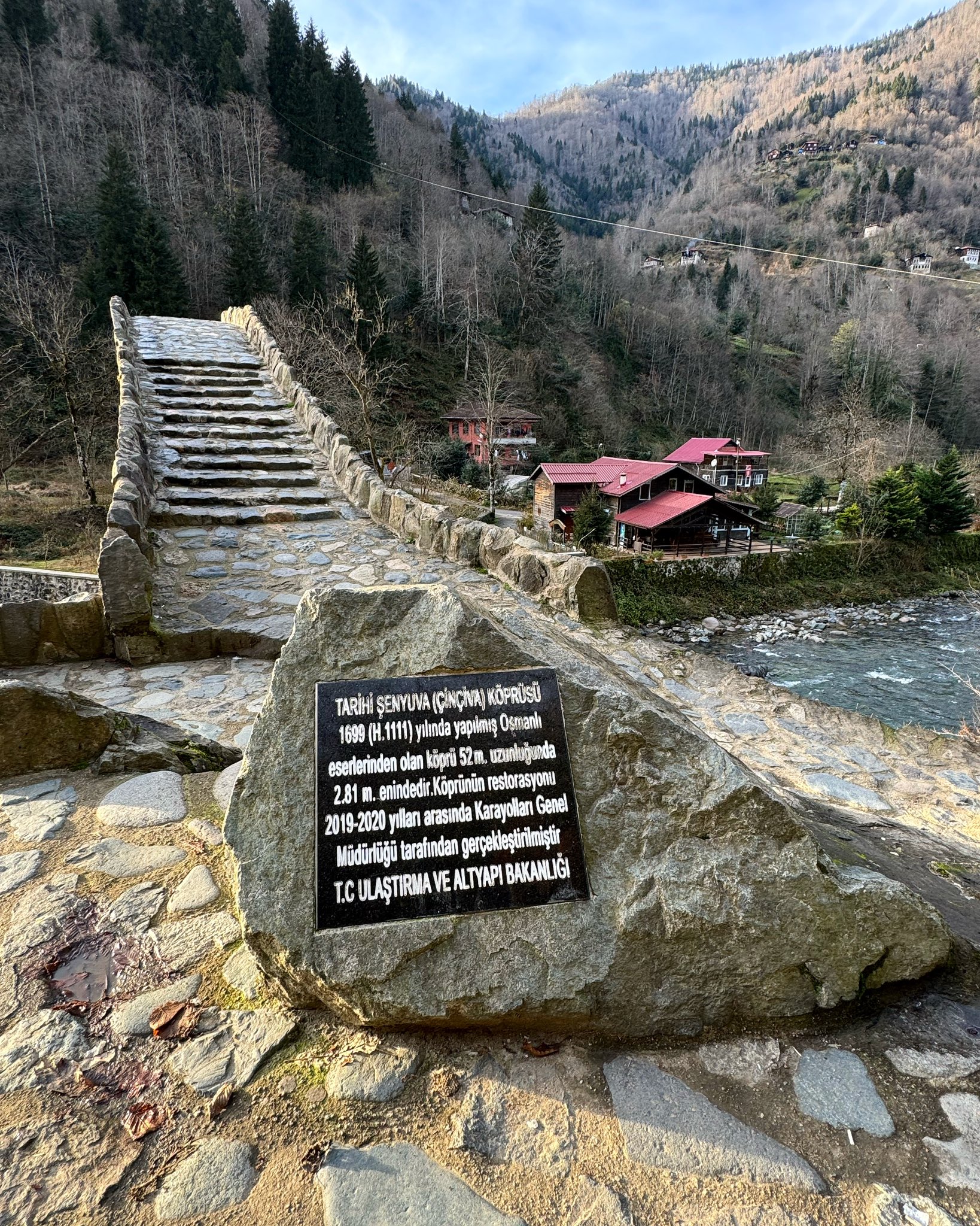 Rize Çamlıhemşin Şenyuva Köyü'ndeki Tarihi Şenyuva (Çinçiva) Köprüsü"