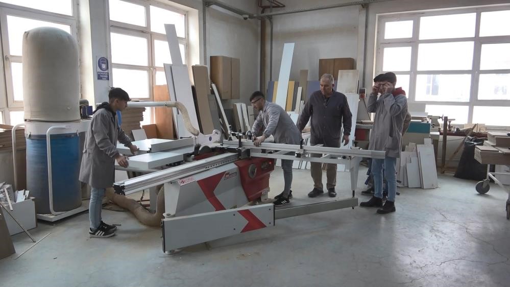 SAMSUN VEZİRKÖPRÜ MESLEKİ VE TEKNİK ANADOLU LİSESİ ÖĞRENCİ VE ÖĞRETMENLERİ ÜRETTİKLERİ OKUL MOBİLYALARI İLE 2023 YILINDA 4 MİLYON 800 BİN TL CİRO ELDE ETMEYİ BAŞARDI