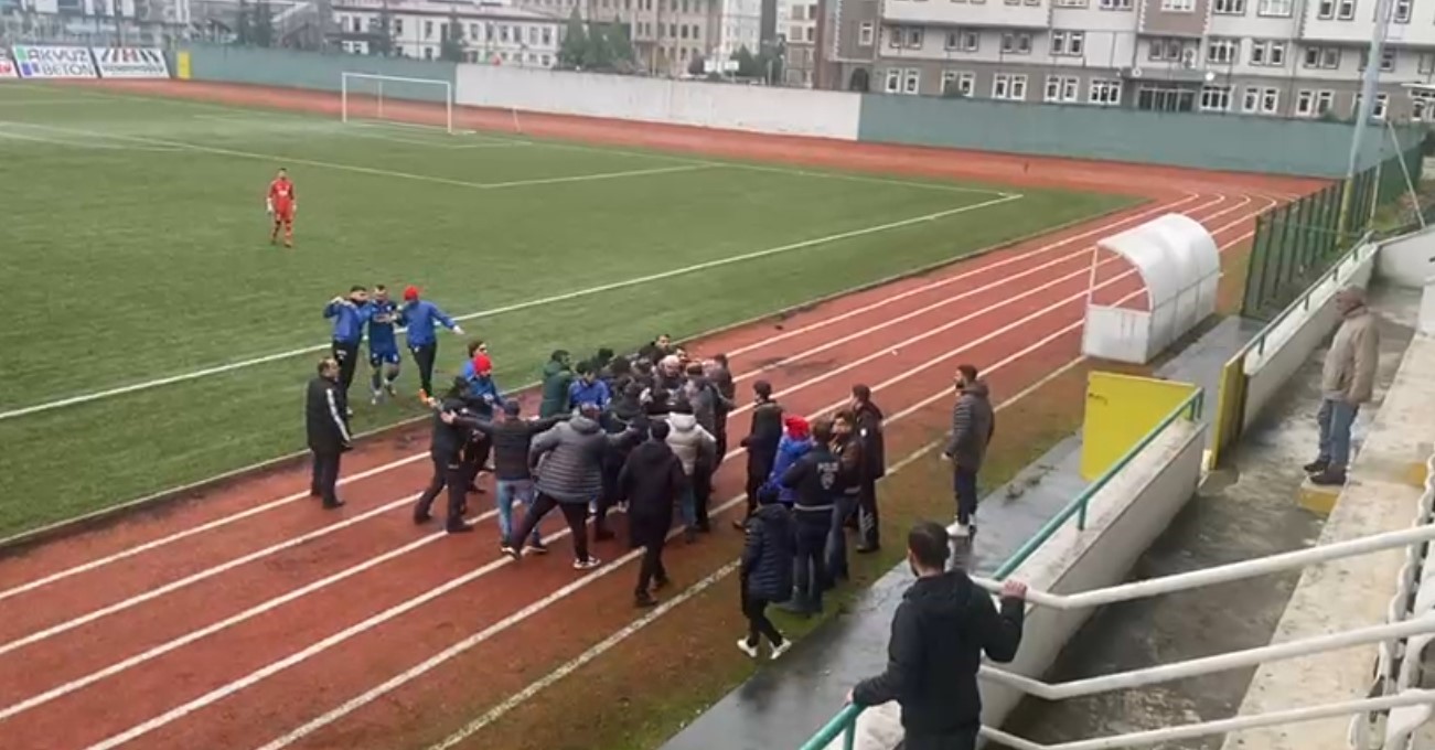 TRABZON'UN SÜRMENE’DE BUGÜN 1. AMATÖR LİG'DE ARAKLI 1961 SPOR İLE TRABZON ORTAHİSARSPOR ARASINDA OYNANAN MAÇTA OLAY ÇIKTI. KARŞILAŞMAYI TRİBÜNDEN TAKİP EDEN ANTRENÖR O.A. İLE FOTO FİLM GÖREVLİSİ POLİS ARASINDA TART