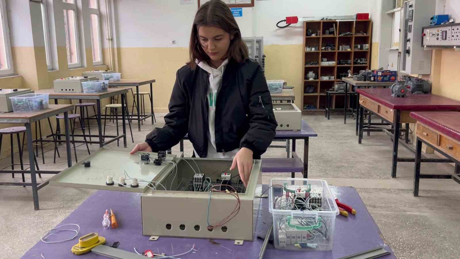 SAMSUN ÇARŞAMBA MESLEKİ VE TEKNİK ANADOLU LİSESİ'NDE 914 ÖĞRENCİ ARASINDA EBRU KAYGILI İSİMLİ TEK KIZ ÖĞRENCİ EĞİTİM GÖRÜYOR