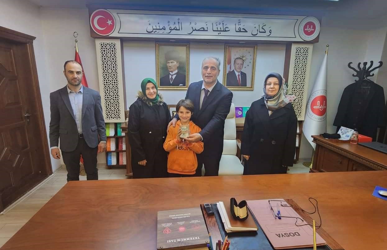 BAYBURT’LU İLKOKUL ÖĞRENCİSİ MUHAMMET YUSUF OKUR, KUMBARASINDA BİRİKTİRDİĞİ HARÇLIKLARINI FİLİSTİNLİ ÇOCUKLARA BAĞIŞLADI