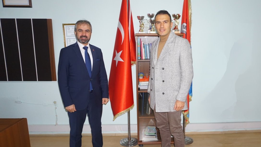 RİZE MİLLİ EĞİTİM MÜDÜRÜ YUSUF TÜFEKÇİ SÜPER LİG HAKEMLİĞİNE YÜKLESELEN OKUL MÜDÜRÜ MUHAMMET ALİ METOĞLU’NU ZİYARET EDEREK TEBRİK ETTİ
