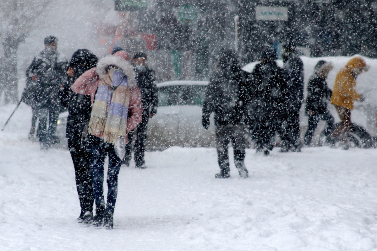 İSTANBUL'A UYARI ÜSTÜNE UYARI. HAVA SICAKLIĞININ 7 OCAK'TAN İTİBAREN DÜŞÜŞE GEÇECEĞİNİ SÖYLEYEN METEOROLOJİ GENEL MÜDÜRLÜĞÜ, 10 OCAK'TA İSE MEGAKENTTE KAR YAĞIŞININ ETKİLİ OLACAĞINI BELİRTTİ. YAĞIŞ TAHMİNEN 4