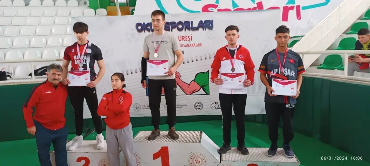 2023-2024 OKUL SPORLARI GENÇ ERKEKLER(B) KATEGORİSİ BİLEK GÜREŞİ GRUP MÜSABAKALARI, 14 İLDEN 154 SPORCUNUN KATILIMIYLA GİRESUN'DA YAPILDI. MÜSABAKAYA, BAYBURT MESLEKİ VE TEKNİK ANADOLU LİSESİNDEN 6 SPORCU KATILIM SAĞLAD