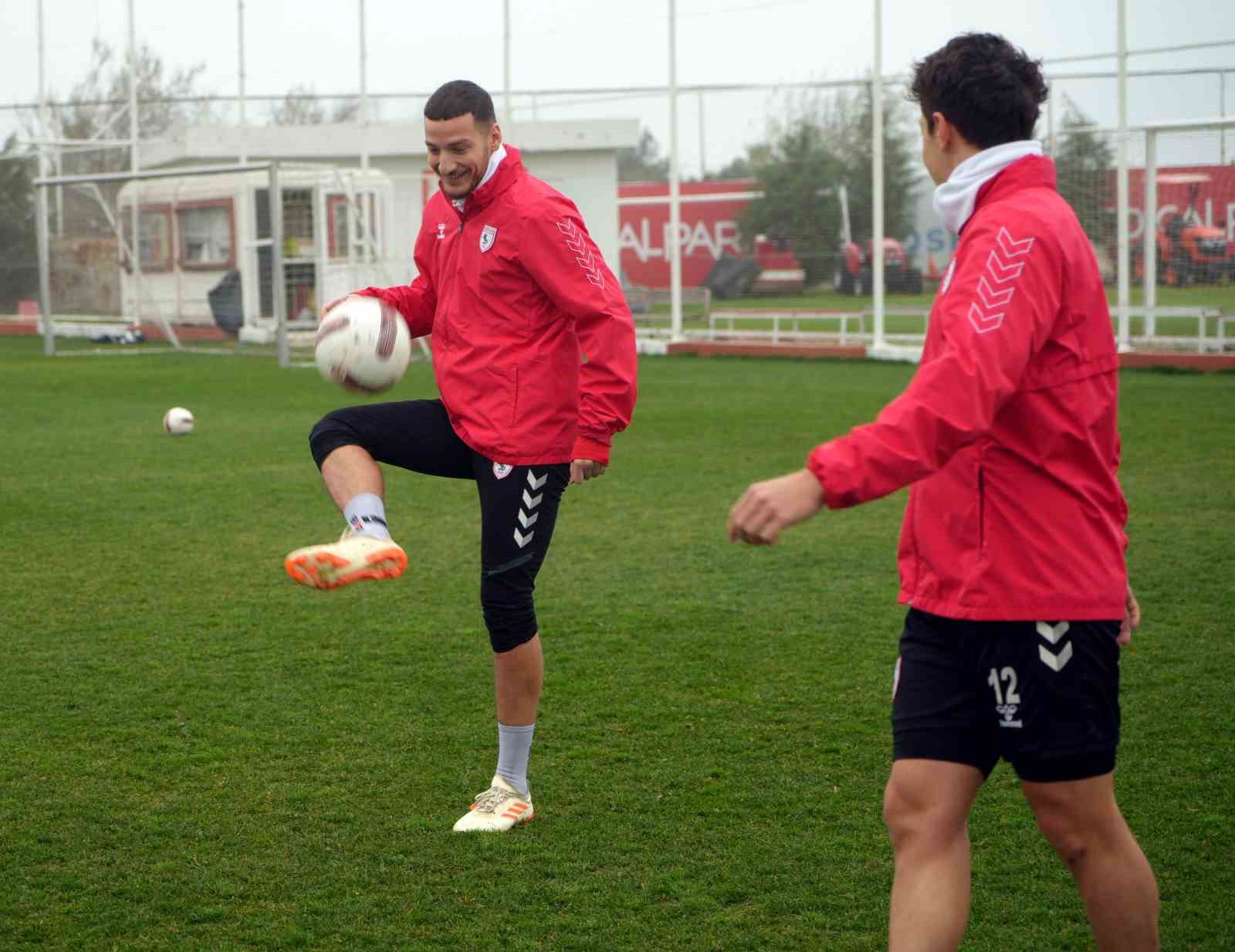 SAMSUNSPOR'UN FORVET OYUNCUSU ERCAN KARA, TRABZONSPOR MAÇININ KENDİLERİ AÇISINDAN ÇOK ÖNEMLİ OLDUĞUNU BELİRTEREK, DEPLASMANDA GALİP GELMEK İSTEDİKLERİNİ SÖYLEDİ