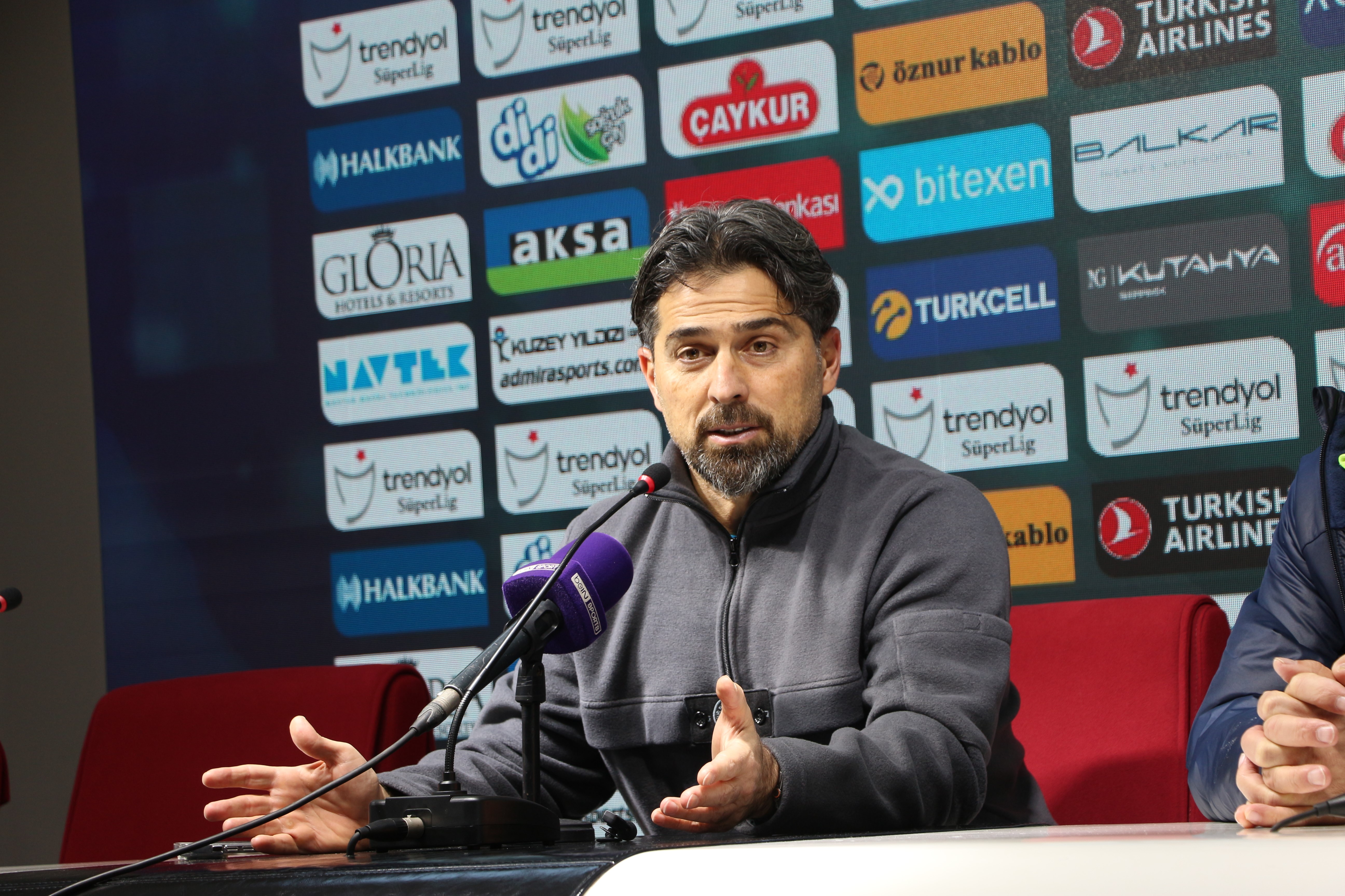 Ç.RİZESPOR TEKNİK DİREKTÖRÜ İLHAN PALUT MAÇ SONUNDA YAPTIĞI AÇIKLAMADA HAK ETTİĞİMİZ BİR MAĞLUBİYET ALDIK DEDİ
