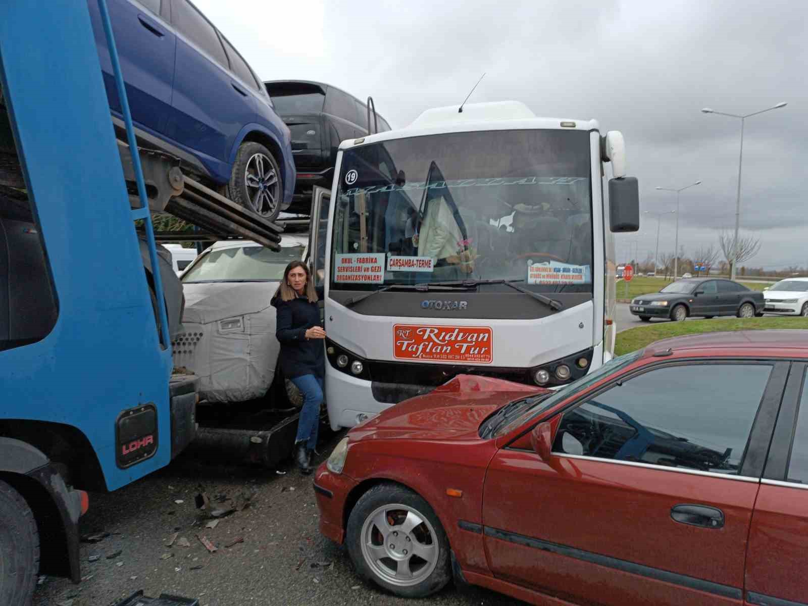 SAMSUN'DA SIFIR ARAÇ YÜKLÜ TIRIN ORTA ŞERİTTEN KAVŞAĞA DÖNEREK ANAOKULU SERVİSİNE ÇARPIP SIKIŞTIRDIĞI KAZADA FACİANIN EŞİĞİNDEN DÖNÜLDÜ