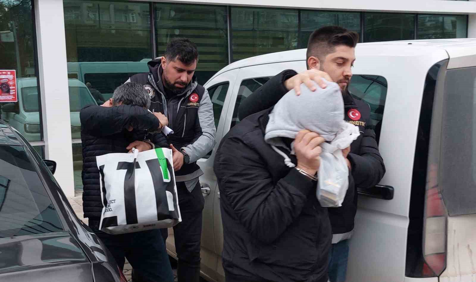 SAMSUN'DA UYUŞTURUCU TİCARETİNDEN GÖZALTINA ALINAN 2 KİŞİ, ÇIKARILDIKLARI MAHKEMECE TUTUKLANDILAR