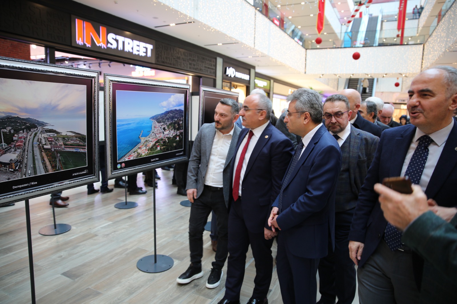 RİZE'DE 'KÖŞE BUCAK RİZE' FOTOĞRAF SERGİSİ AÇILDI. RİZE'NİN İLÇELERİNDE ÇEKİLEN KARELERİN YER ALDIĞI SERGİ, 14 OCAK PAZAR GÜNÜNE KADAR ZİYARETE AÇIK OLACAK