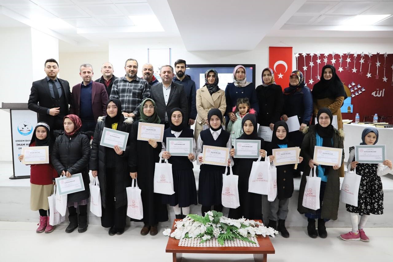 81 İLDE DÜZENLENEN KURAN-I KERİM, HAFIZLIK VE EZAN OKUMA YARIŞMALARI DAHİLİNDE BAYBURT'TAKİ İMAM HATİP ORTAOKULLARINDA ÖĞRENİM GÖREN ÖĞRENCİLER KURAN-I KERİM'İ VE EZANI GÜZEL OKUMAK İÇİN REKABET ETTİ
