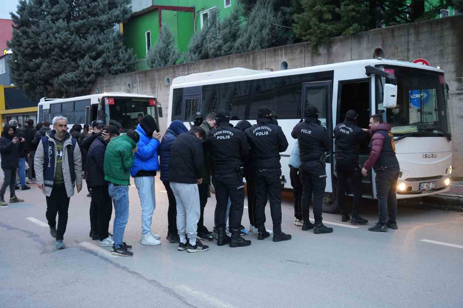KOCAELİ MERKEZLİ 12 İLDE YAPILAN EŞ ZAMANLI OPERASYONLA E-TİCARET SİTELERİNE KOYDUKLARI SAHTE SATILIK İLANLARDA 30 KİŞİYİ 7 MİLYON TL DOLANDIRAN 46 ŞÜPHELİ GÖAZALTINA ALINDI. ADLİYEYE SEVK EDİLEN 43 KİŞİDEN 33'Ü TUTUKLA