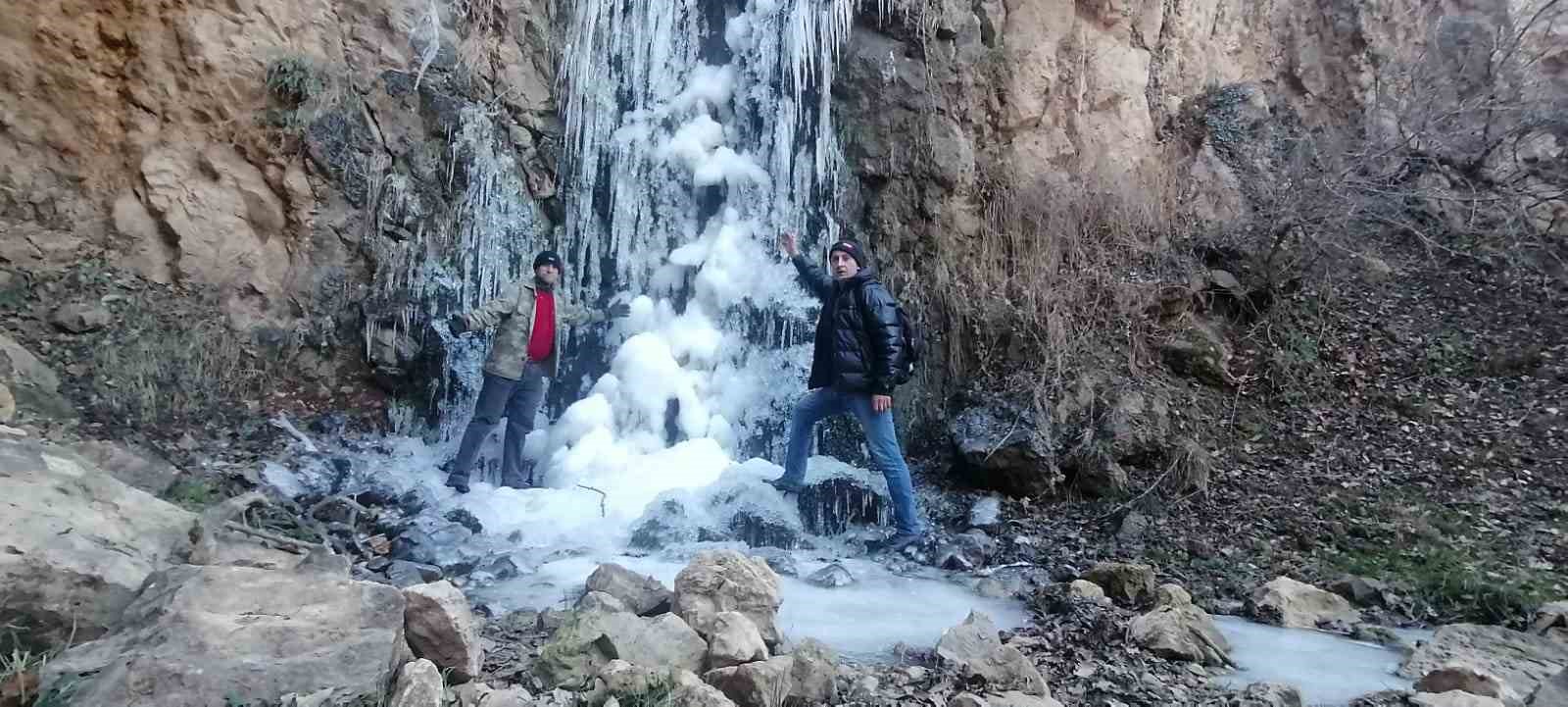AMASYA’DA HAVA SICAKLIĞI SIFIR DERECENİN ALTINA DÜŞÜNCE ERMİŞ KÖYÜ YAKINLARINDAKİ SU ATAN ŞELALESİ BUZ TUTTU