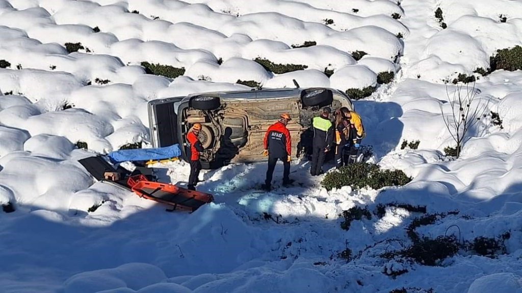 RİZE'NİN DEREPAZARI İLÇESİNDE BUZDAN DOLAYI KAYARAK ÇAY BAHÇESİNE UÇAN ARACIN SÜRÜCÜSÜ AHMET KAŞKAOĞLU HAYATINI KAYBETTİ