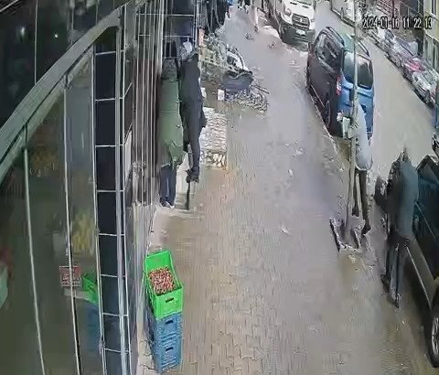ORDU'NUN AKKUŞ İLÇESİNDE ETKİLİ OLAN FIRTINA NEDENİYLE BİR KİŞİ KALDIRIMDA SÜRÜKLENEREK AĞACA TUTUNARAK DURABİLDİ