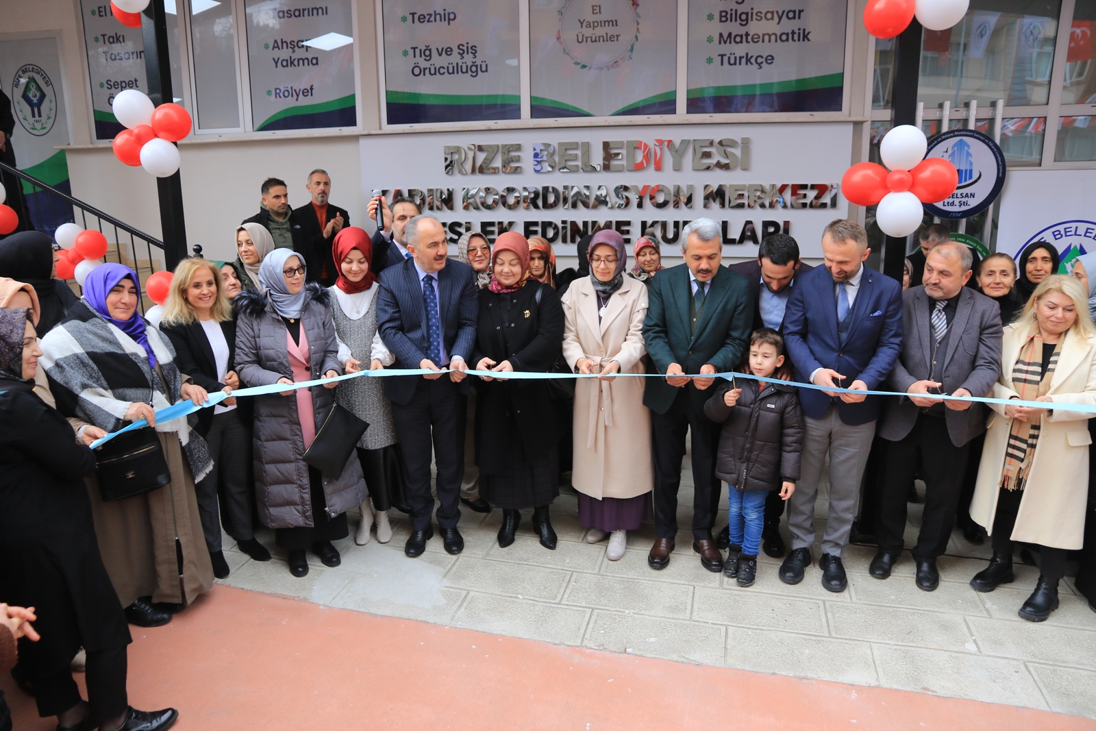 RİZE BELEDİYESİ TARAFINDAN DAHA ÖNCE ŞEHRİMİZDE 4 FARKLI BÖLGEDE HAYATA GEÇİRİLEN KADIN KÜLTÜR MERKEZLERİNİN BİR YENİSİ CAMİÖNÜ MAHALLESİNDE HİZMETE AÇILDI